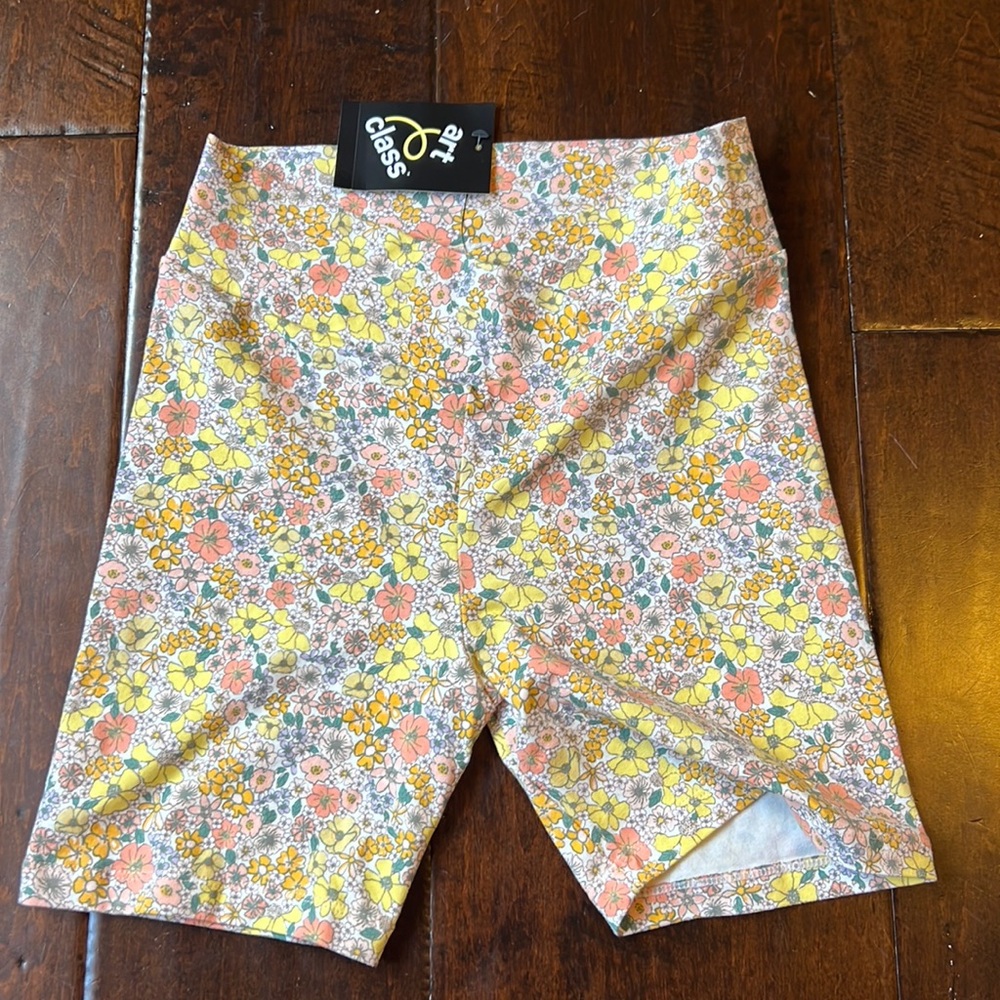 Super cute floral front crossover NWT biker short!